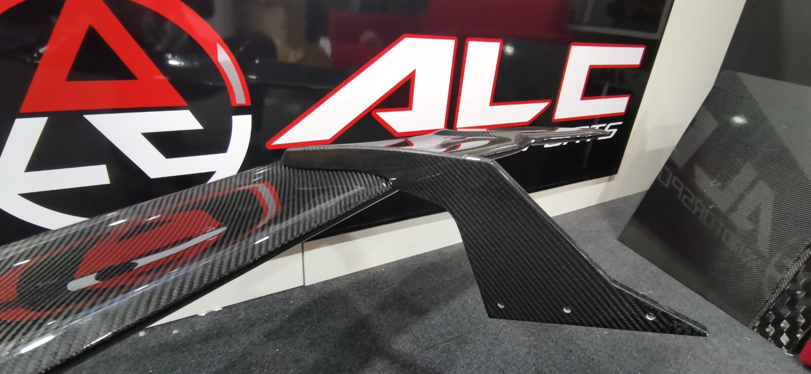 Universal Carbon Swan Neck GT Wing